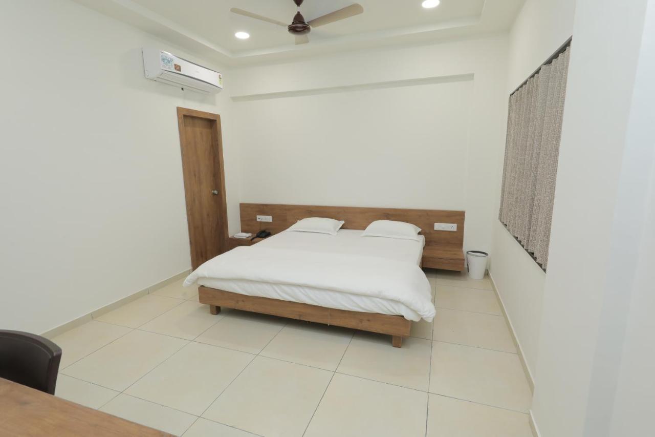 Hotel Revive Veraval Esterno foto