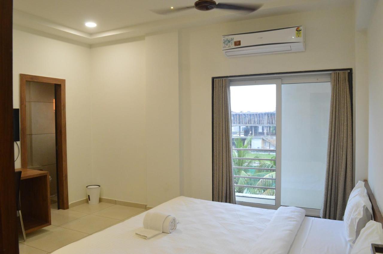 Hotel Revive Veraval Esterno foto