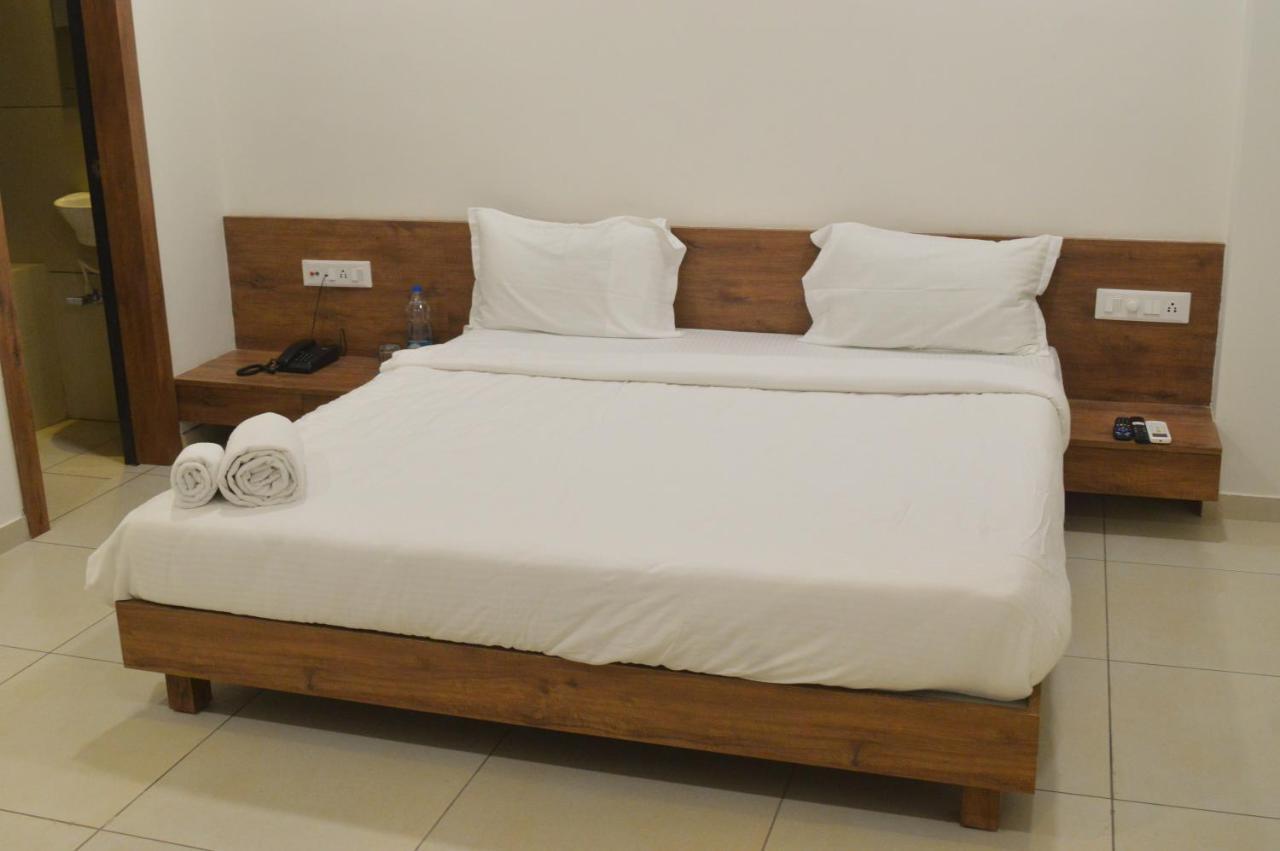 Hotel Revive Veraval Esterno foto
