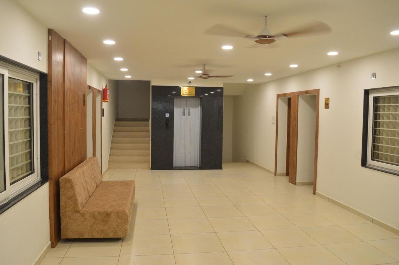 Hotel Revive Veraval Esterno foto