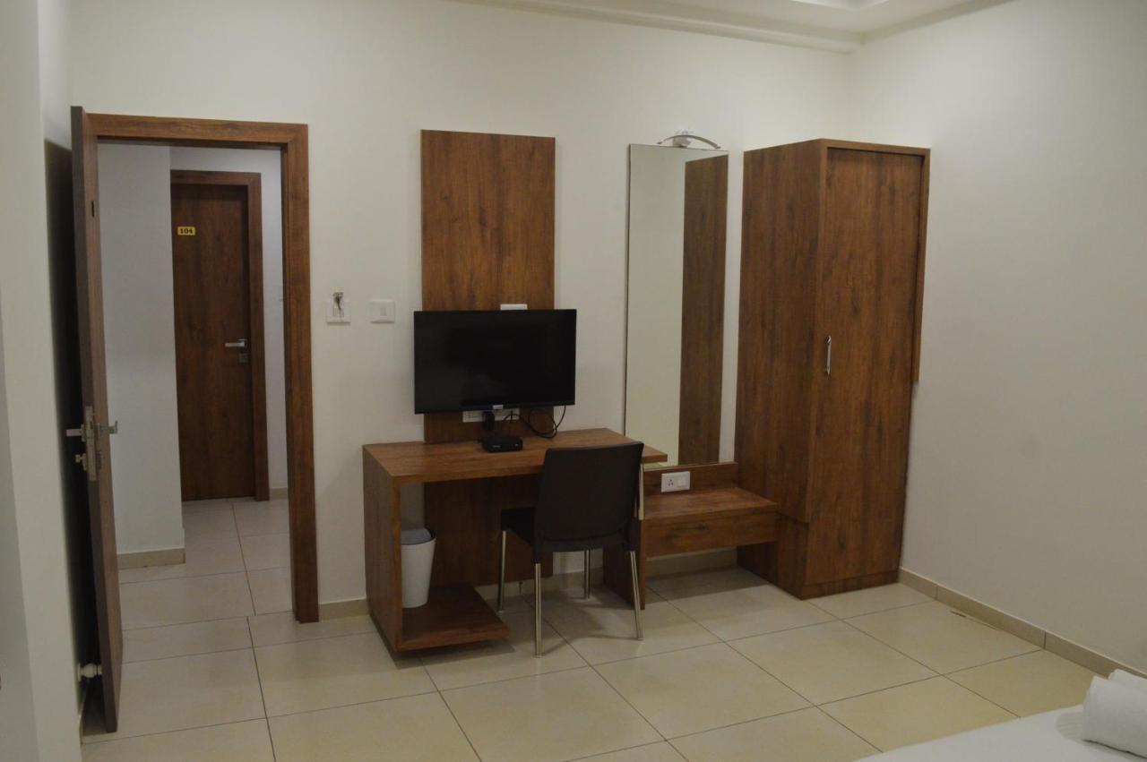 Hotel Revive Veraval Esterno foto