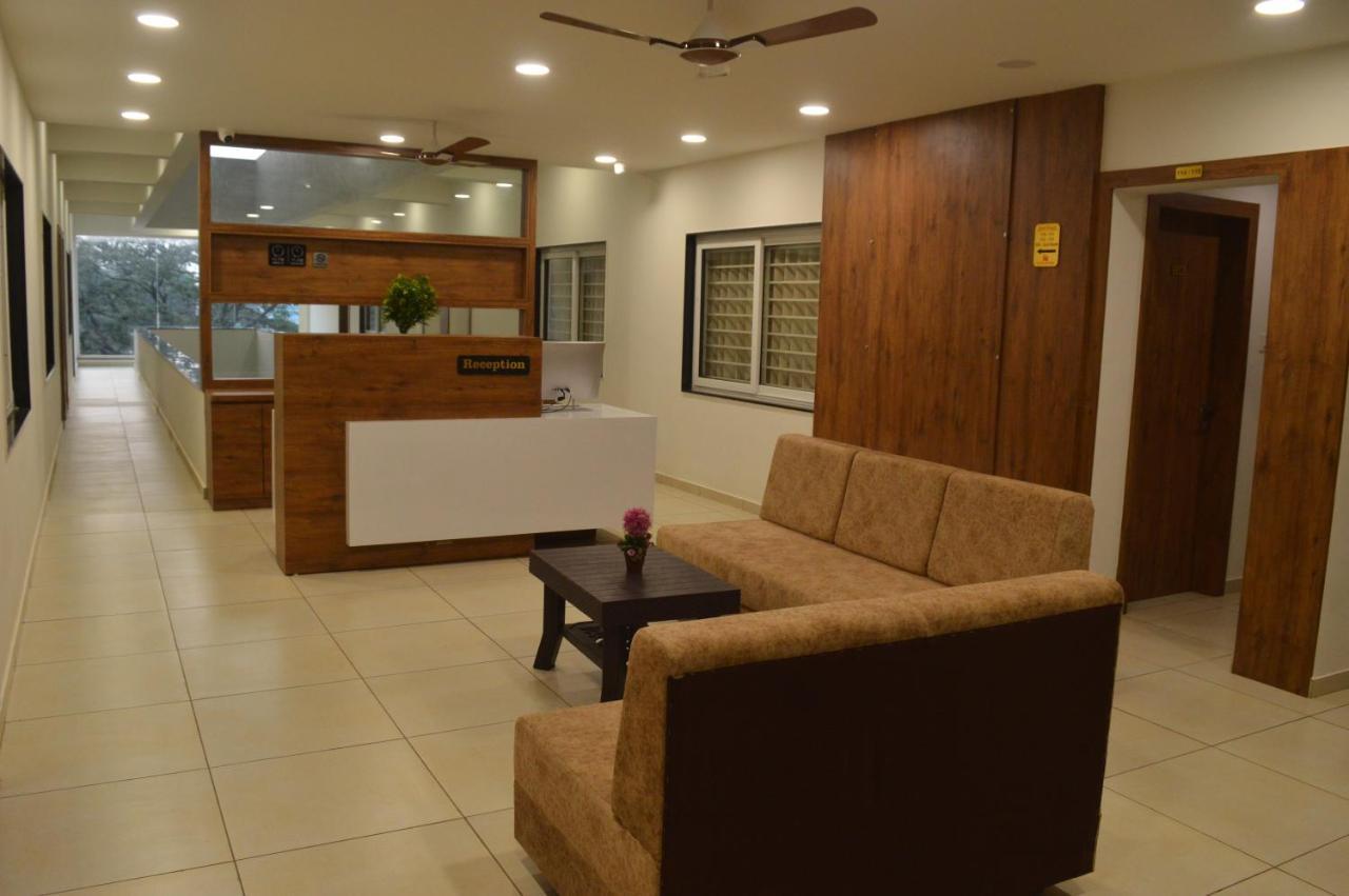 Hotel Revive Veraval Esterno foto