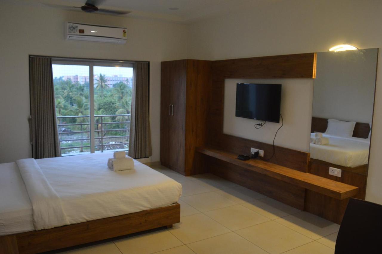 Hotel Revive Veraval Esterno foto
