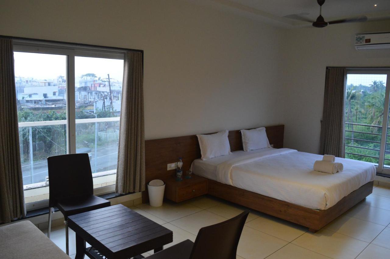 Hotel Revive Veraval Esterno foto