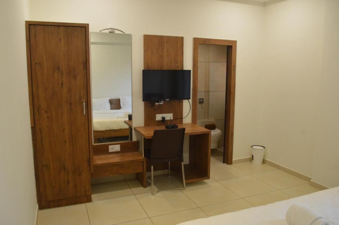 Hotel Revive Veraval Esterno foto