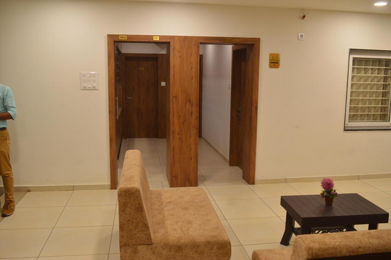 Hotel Revive Veraval Esterno foto