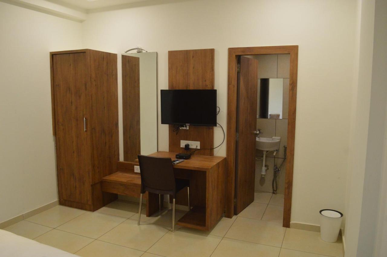 Hotel Revive Veraval Esterno foto