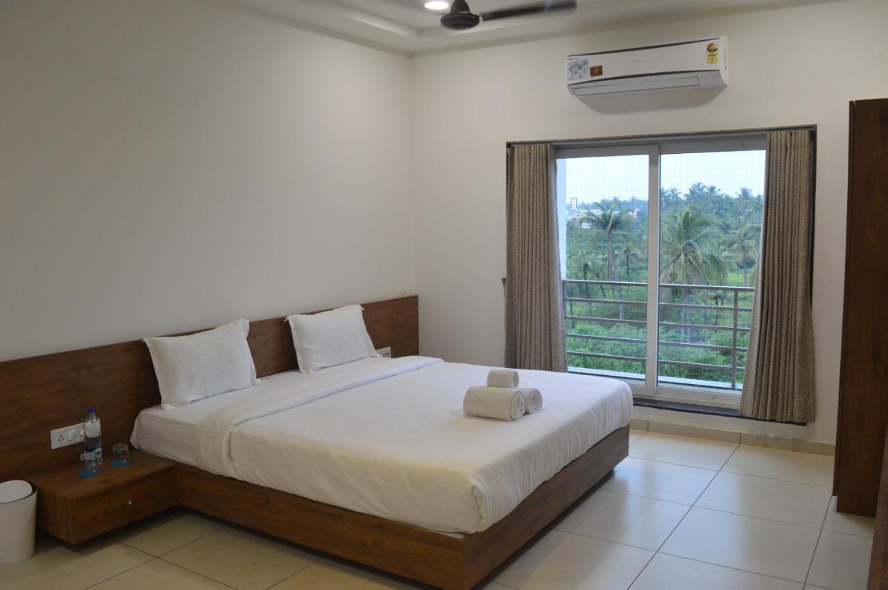 Hotel Revive Veraval Esterno foto