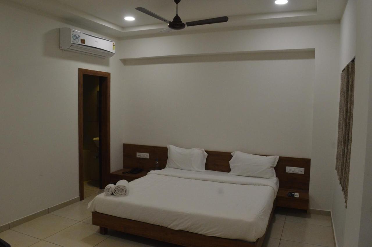 Hotel Revive Veraval Esterno foto